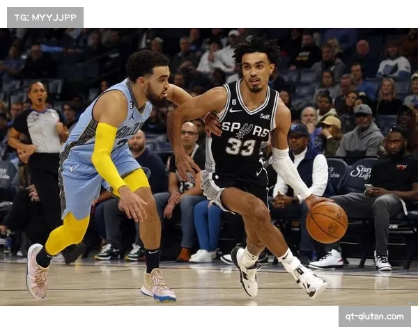 泰厄斯琼斯不追求冒险传球 安全运球过半场为控场首要任务